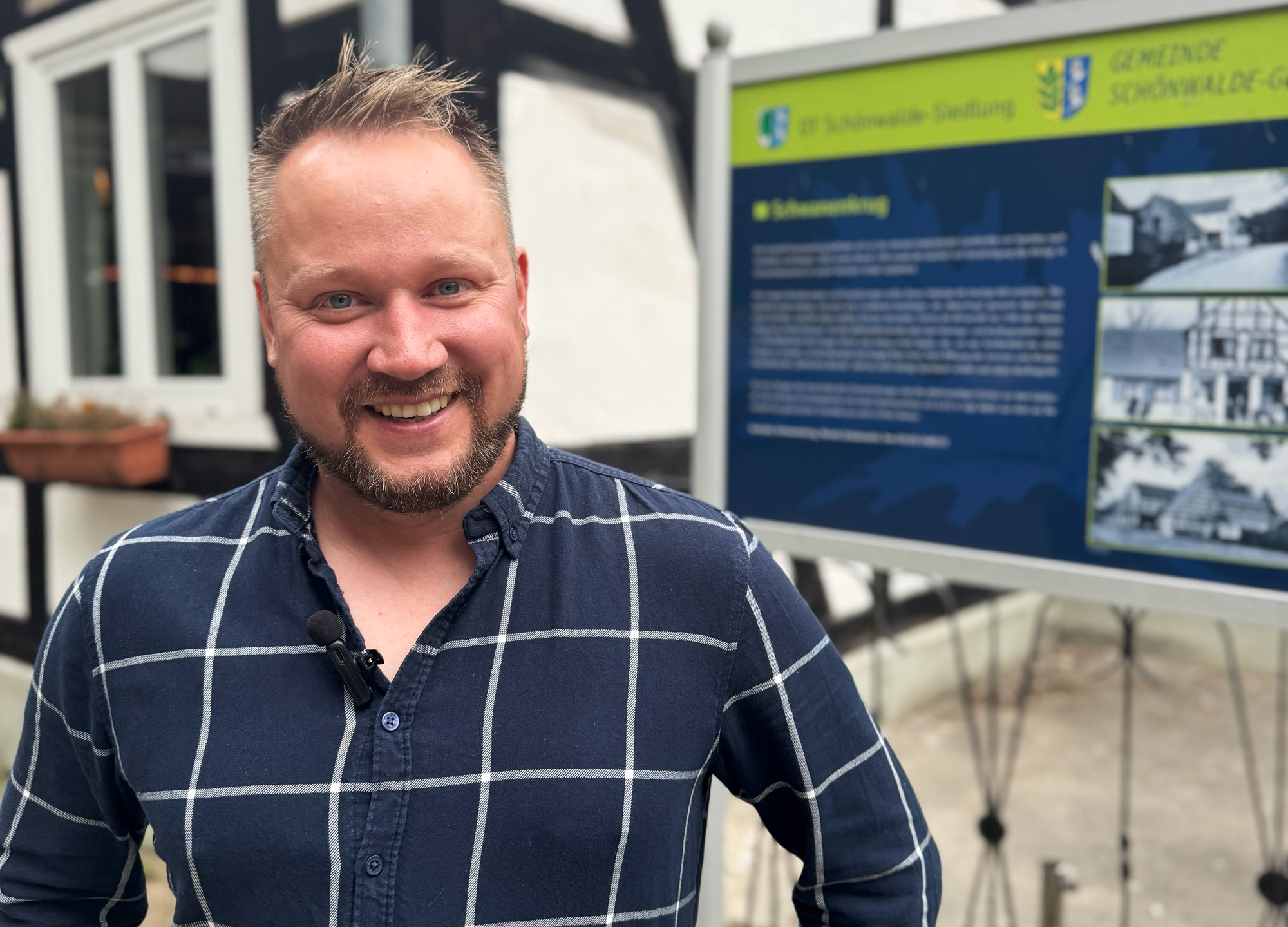 Steffen Gierke vor der Gemeindekarte