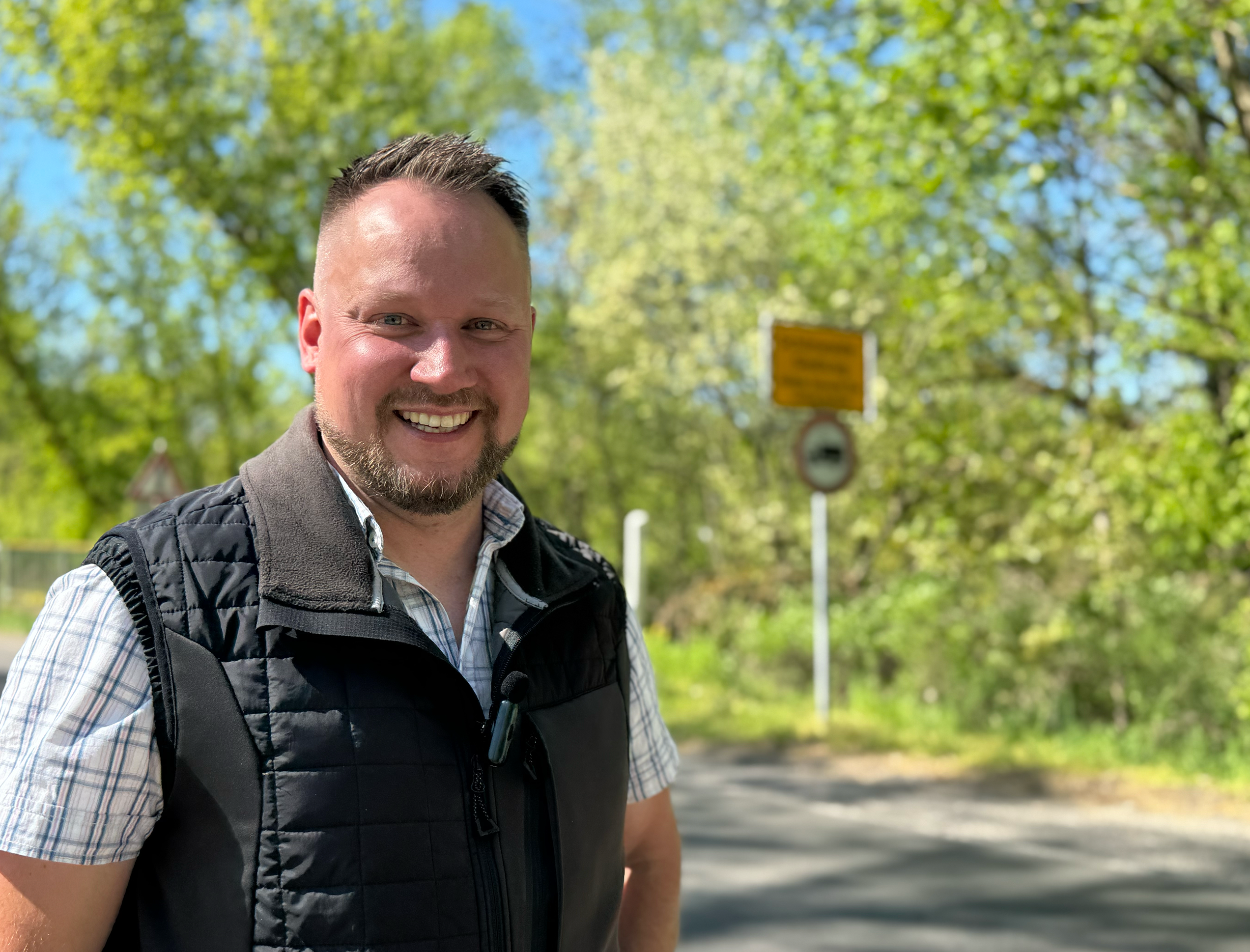 Steffen Gierke am Ortseingang Schönwalde-Glien, Steinerne Brücke
