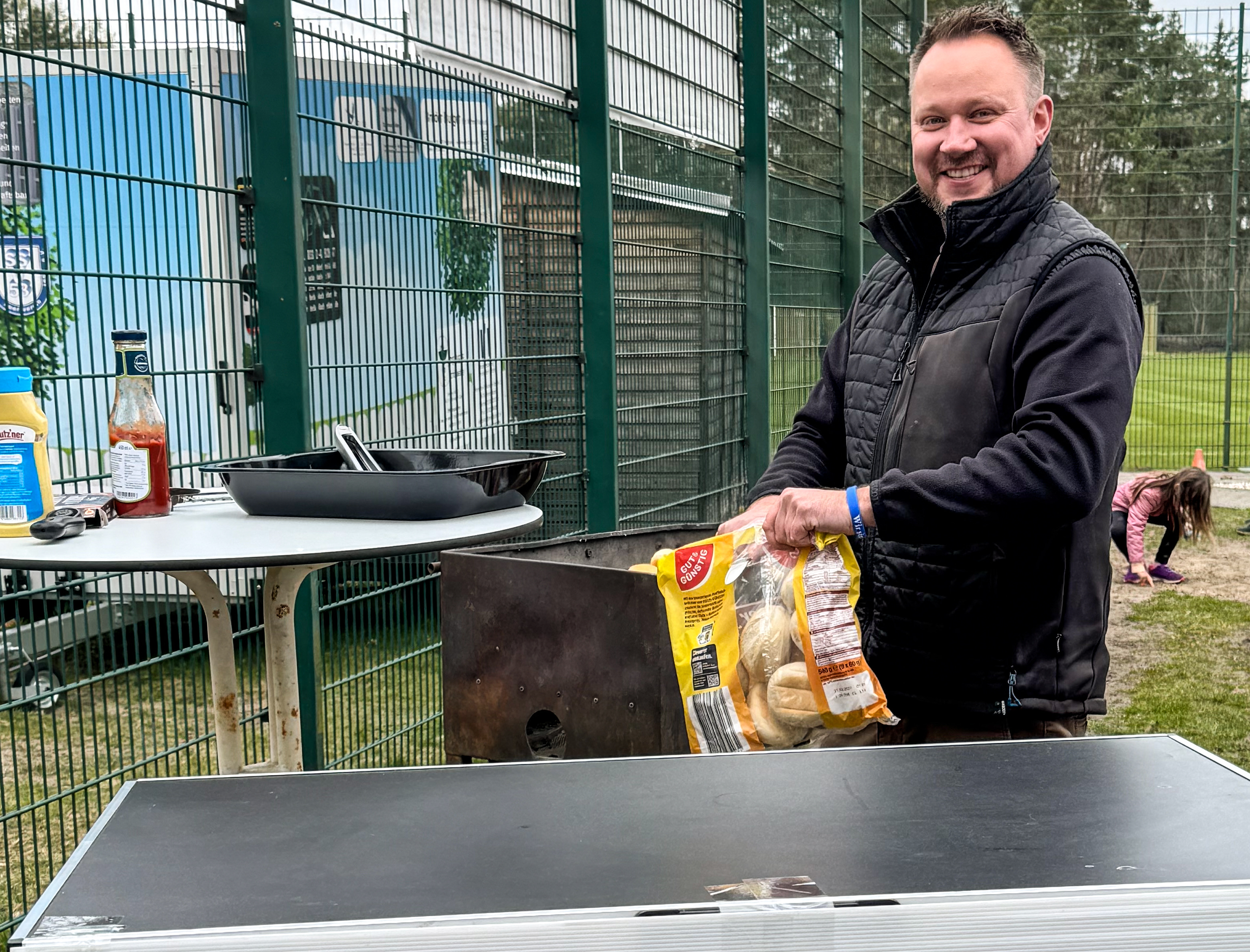 Steffen Gierke grillt für die Fußballjugend beim Schönwalder SV 1953 e.V.