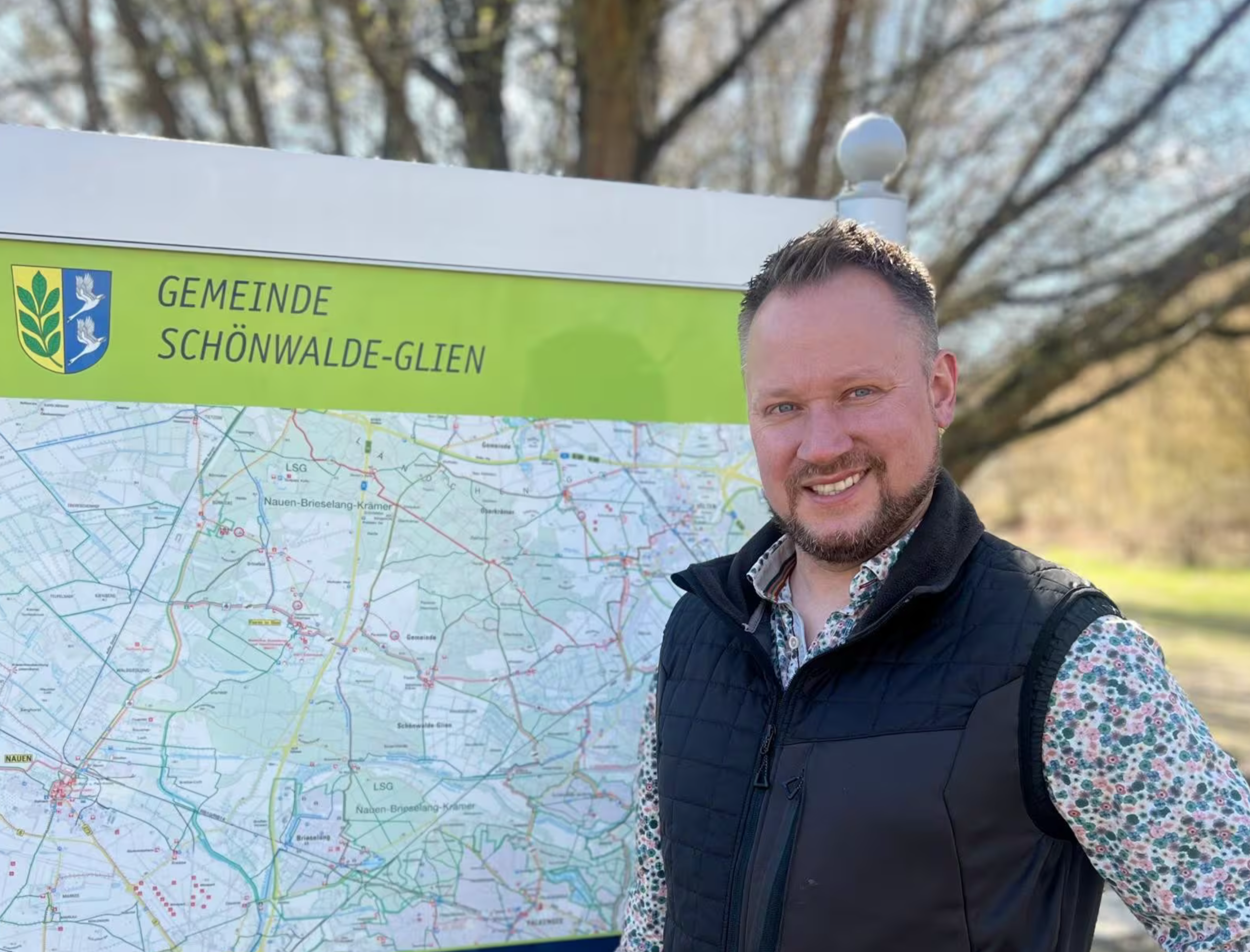 Steffen Gierke vor der Gemeindekarte Schönwalde-Glien
